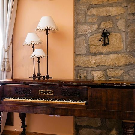 Apartamentos Vino Tinto Y Restaurante Tomate Rosa Adahuesca Ngoại thất bức ảnh