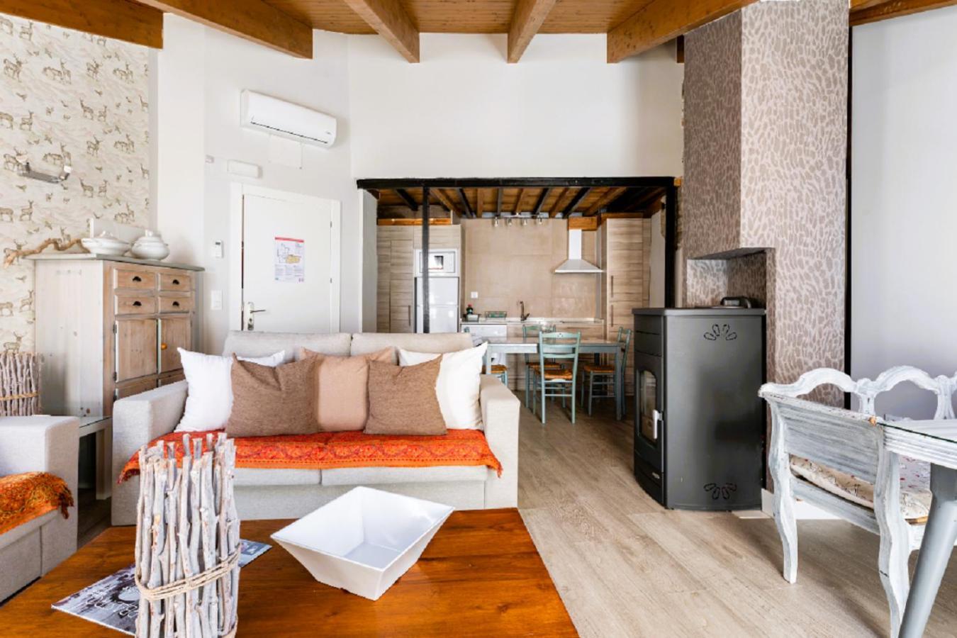 Apartamentos Vino Tinto Y Restaurante Tomate Rosa Adahuesca Ngoại thất bức ảnh