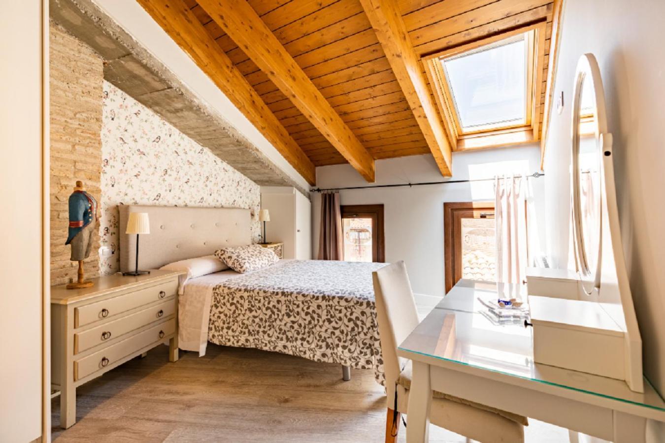 Apartamentos Vino Tinto Y Restaurante Tomate Rosa Adahuesca Ngoại thất bức ảnh
