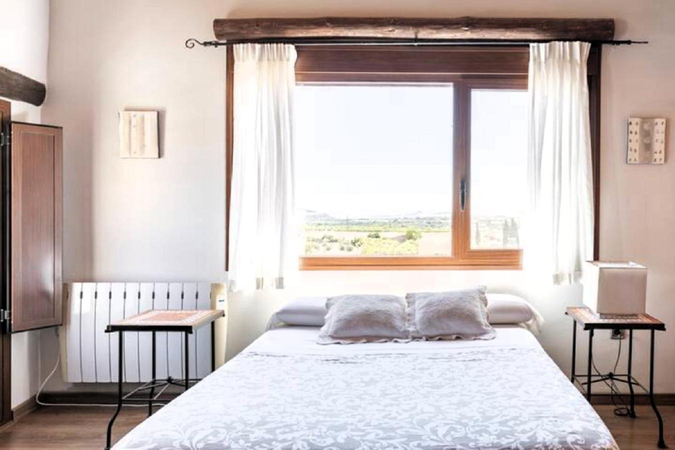 Apartamentos Vino Tinto Y Restaurante Tomate Rosa Adahuesca Ngoại thất bức ảnh